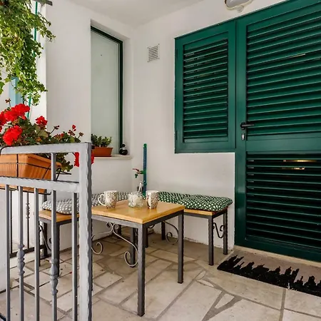 Saint Lucas アパート *